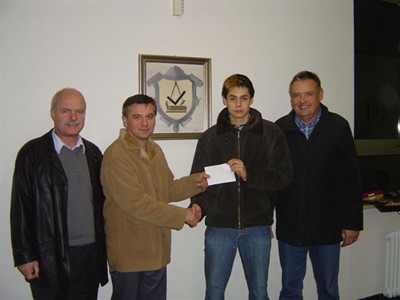 Bei der Spendenbergabe (v.l.): Franz Ahollinger, Roland Hng,MichaelBayerer und Hans Stojetz.