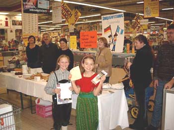 Julia(links) und Susanna in Tracht