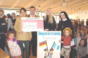v.l.Nancy u. Roland Hng, Beate Ziegeltrum,Schulleiterin Sr.Vestina-Kitzhofer